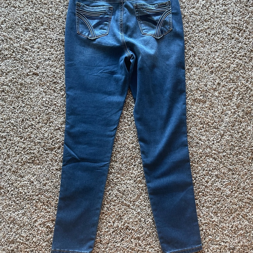 Seven 7 High Rose Skinny Size 10 - super soft   Skinny leg.